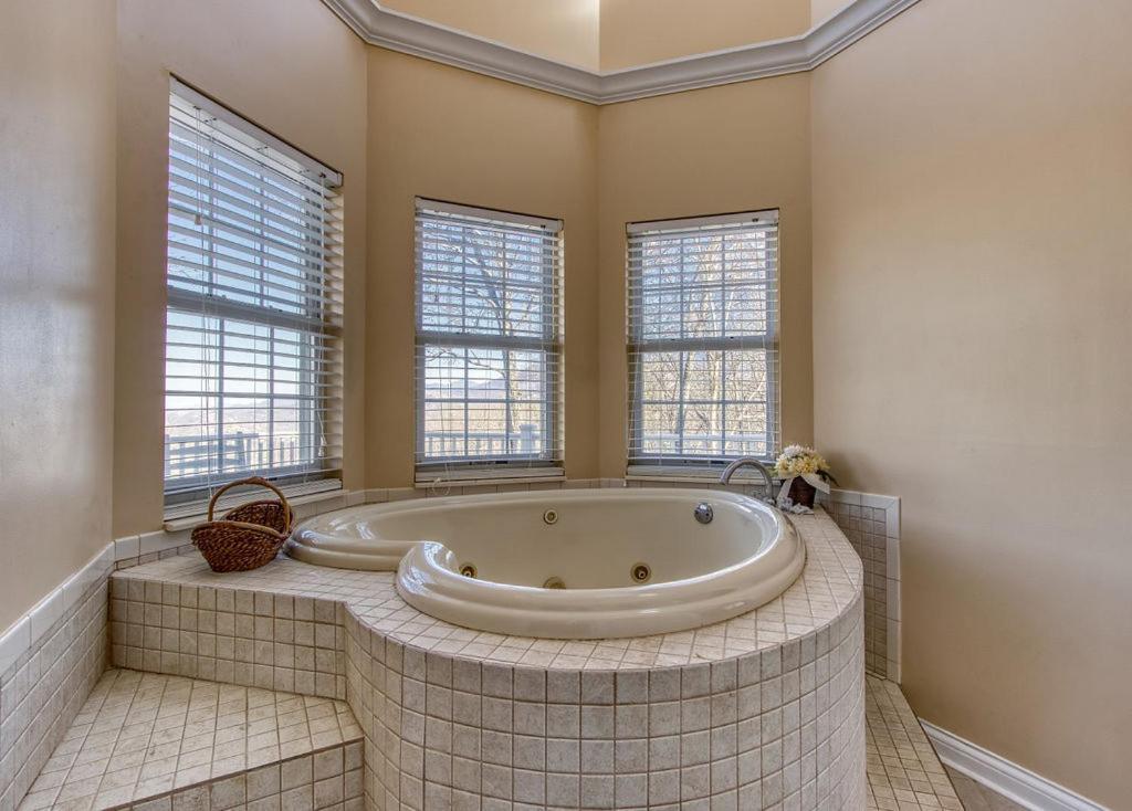 Ober Hideaway, Hot Tub, Wifi, 1089 Free Tickets Each Paid Day, Dollywood And More แกตลิงเบิร์ก ภายนอก รูปภาพ